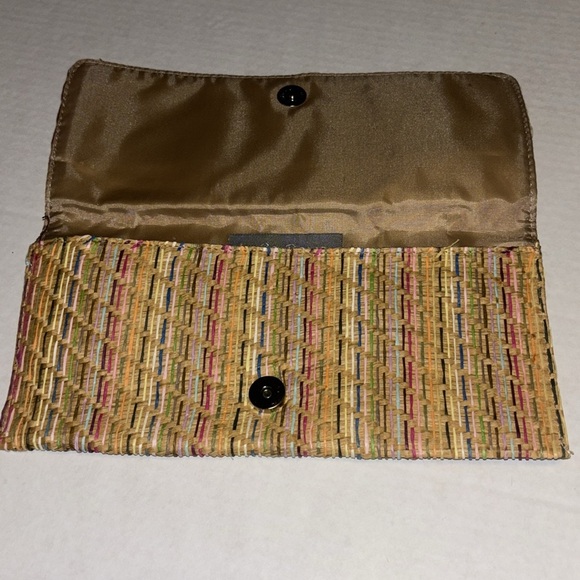 LAILA ROWE MULTI COLORED WOVEN STRAW CLUTCH SNAP CLOSURE ONE ZIP POCKET INSIDE - Picture 4 of 7